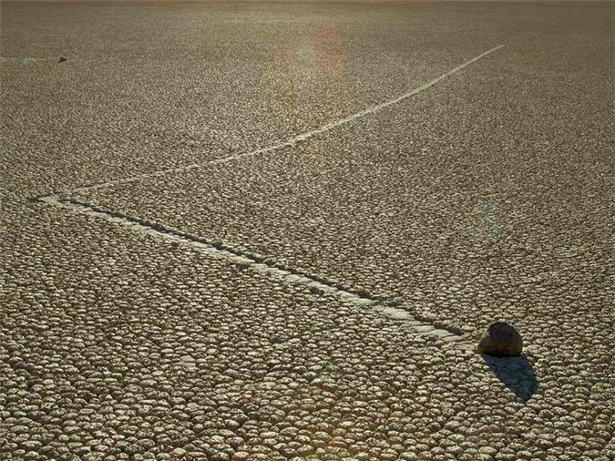Đá tự di chuyển trong hồ Racetrack khô cạn là hiện tượng được các nhà khoa học tìm được câu trả lời mới đây. Đó là bởi dưới đáy hồ có một lớp băng mỏng, khi nhiệt độ tăng, băng tan và trở thành nước cộng với gió thổi khiến đá trong lòng hồ di chuyển.
