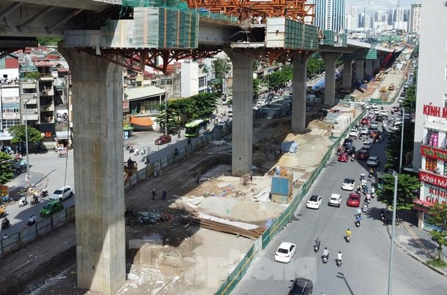 Phần đường dưới thấp, từ khổ đường nhỏ hẹp lâu nay, được cải tạo mở rộng với mặt cắt ngang rộng từ 53,5 mét đến 63,5m theo đúng chỉ giới đường đỏ của tuyến đường vành đai 2 đã được xác định.