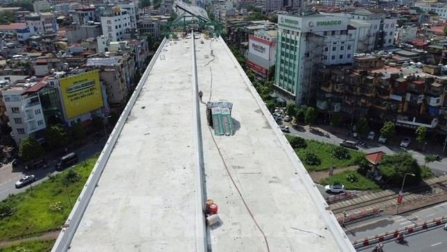 Trong đó, tuyến đường trên cao rộng 19 mét; được thiết kế, lắp đặt đầy đủ hệ thống đảm bảo giao thông đô thị, như đèn chiếu sáng, thoát nước, dải phân cách, tường bao, đặc biệt lần đầu tiên hệ thống tường chống ồn cho đô thị.