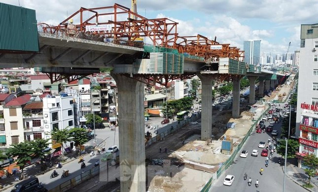 Tuyến đường Vành đai 2 đoạn Ngã Tư Sở - cầu Vĩnh Tuy gồm hai hợp phần đường giao thông là đường bộ trên cao Vành đai 2 đoạn từ cầu Vĩnh Tuy đến Ngã Tư Sở (dài 5,1km) và đường mở rộng bên dưới thấp đoạn Vĩnh Tuy - Ngã Tư Vọng (dài 3,1).