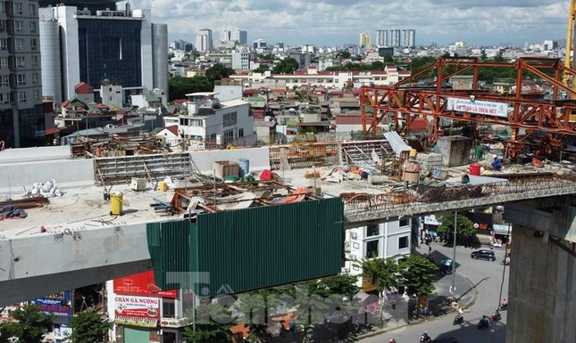 Ban Giao thông vận tải vừa cho biết, hiện nay, các nhà thầu đang khẩn trương hoàn thiện các hạng mục thi công cuối cùng, trong đó có đúc, dựng trực tiếp bờ lan can 2 bên để đảm bảo tiến độ thông xe kỹ thuật vào cuối năm nay, đưa vào sử dụng năm 2023.