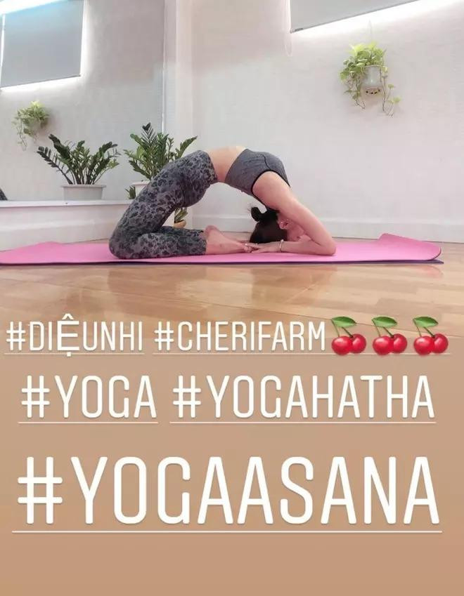 Muốn tập được các tư thế yoga này, cô cần đảm bảo toàn thân cân bằng, tập trung tinh thần, đồng thời kết hợp sức mạnh của cơ bắp và sự linh hoạt của cột sống. Nữ diễn viên đã tốn không ít thời gian, công sức để có thể thực hiện những động tác yoga phức tạp, đòi hỏi sự dẻo dai của các khớp xương và cơ bắp.