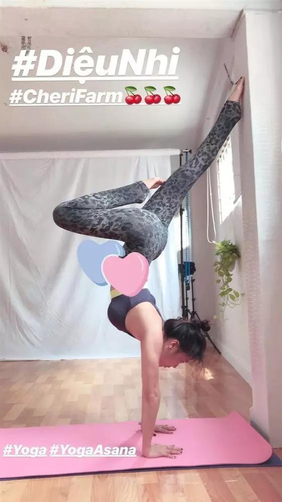 Bên cạnh tập pilates hay yoga, Diệu Nhi còn đến phòng gym, áp dụng lịch trình các bài tập được thiết kế bởi huấn luyện viên riêng. Một số bài tập Diệu Nhi ưa chuộng là tập squat với tạ tay, bước chùng chân (lunge), gập bụng, xoay eo giúp thúc đẩy sự phát triển của nhóm cơ vùng thân dưới như mông, hông, đùi, bụng…