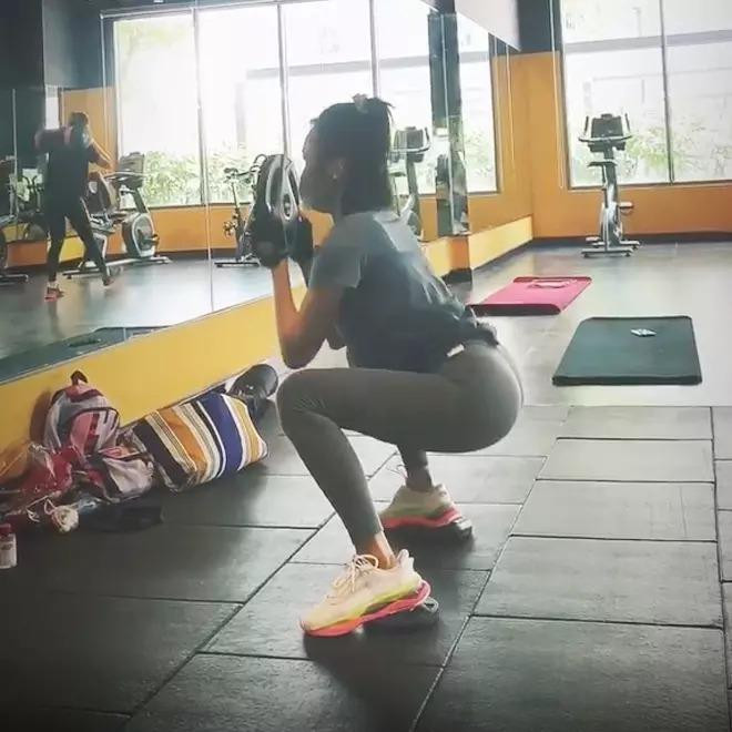 ên cạnh đó, cô bổ sung thêm bài tập cường độ cao như bật nhảy kết hợp hít đất có tác dụng tăng cường thể lực, cũng như đốt mỡ hiệu quả hơn.