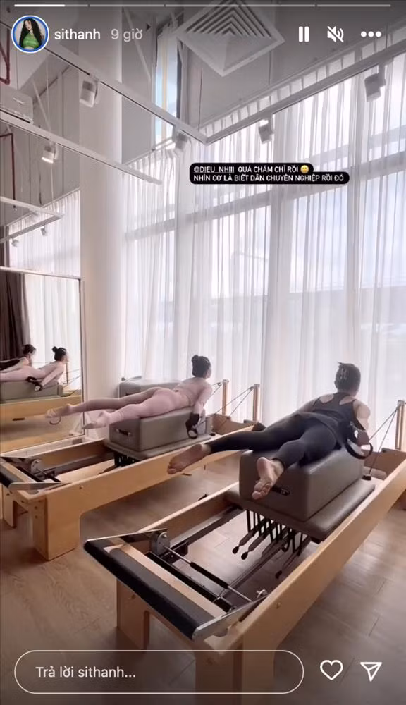 Gần 1 tháng nữa là lên xe hoa với bạn trai 6 năm Anh Tú, nhất cử nhất động của Diệu Nhi đều được cư dân mạng để mắt. Dù cô nàng khá im ắng trên MXH nhưng người bạn thân Sĩ Thanh đã kịp "cập nhật" tình hình "độ" dáng của nữ diễn viên hài, cho thấy cô cũng tất bật cho đám cưới của mình. Sĩ Thanh khoe hình ảnh Diệu Nhi đến phòng tập pilates để giúp cho vóc dáng thêm nuột nà. "Cô dâu tháng 10" Diệu Nhi cực kỳ tập trung và chăm chỉ với bộ môn này.