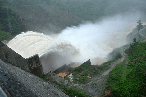 Thủy điện xả lũ khiến người dân vùng hạ du sông Vu Gia và Thu Bồn lãnh đủ.