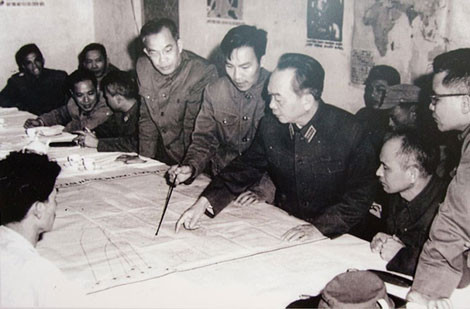 Đại tướng duyệt kế hoạch tác chiến đánh B-52 tập kích vào Hà Nội, 1972.