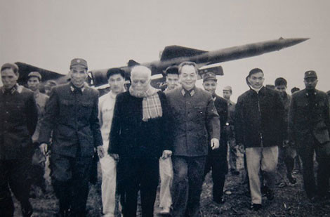 Chủ tịch Tôn Đức Thắng và Đại tướng Võ Nguyên Giáp tới thăm trận địa tên lửa Tiểu đoàn 77 - đơn vị xuất sắc bắn rơi B-52 trong chiến dịch Điện Biên Phủ trên không 1972.