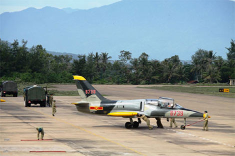 Đội ngũ, nhân viên chuyên môn kỹ thuật Trung đoàn Không quân 910 kiểm tra kỹ thuật trước khi máy bay cất cánh.