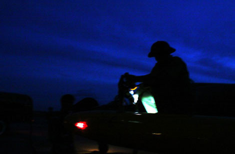 Những người "bác sĩ" dậy từ tờ mờ sáng chuẩn bị trước nhiệm vụ bay.