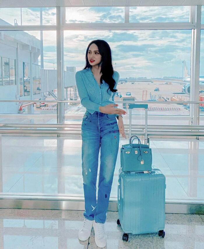 Điều đặc biệt, đây là item trường tồn, không lỗi mốt theo thời gian, như Hương Giang khi phối cùng chiếc túi Hermes mới mua, cô đã cộng điểm hình ảnh cho mình thêm nhiều lần.