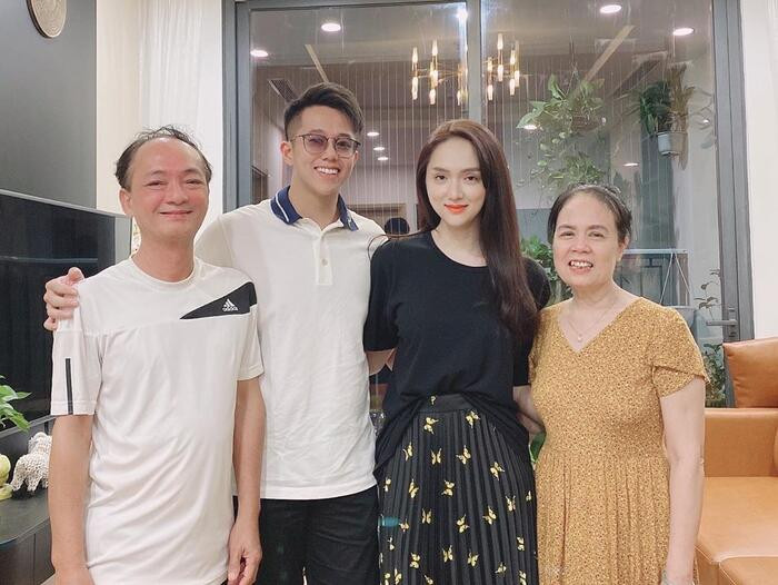 Chân váy xanh in họa tiết bướm đúng trend là món đồ người đẹp chọn khi cùng Matt Liu thăm gia đình. 