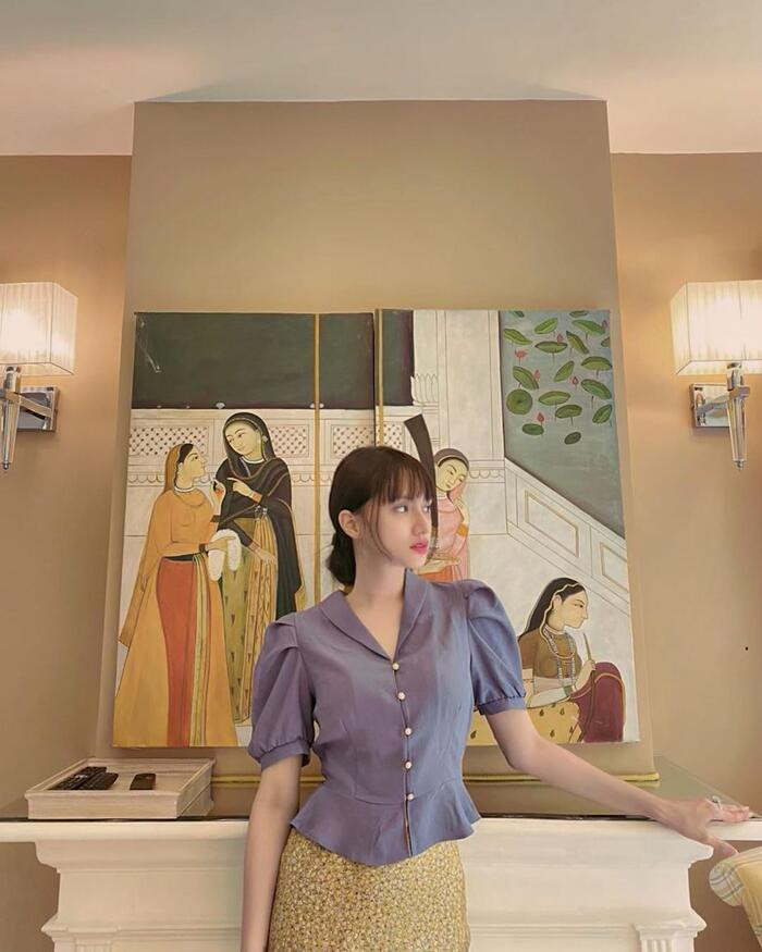 Thời trang của Hương Giang thật tinh ý, đi cùng bạn trai là gợi cảm, còn bình thường thì cứ ngọt ngào, đơn giản thế này thôi.