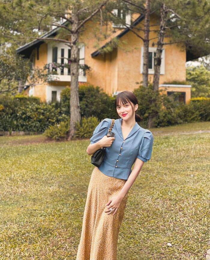 Áo xanh, váy vàng, hai tông màu phù hợp với phong cách retro đang làm mưa làm gió hiện nay.