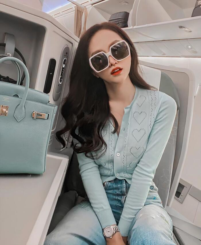 Chiếc áo len đục lỗ hình trái tim là một trong những món đồ các chị em có thể tìm mua, bởi lẽ ngoài kiểu mặc không, bạn gái hoàn toàn có thể mix với chemise phía trong, tạo nên hình ảnh thanh lịch.