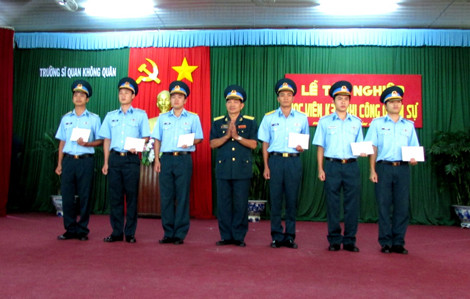 Các học viên nhận bằng tốt nghiệp.