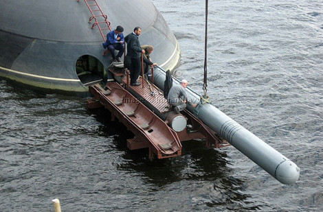 Lắp đạn tên lửa hệ thống Klub cho tàu ngầm Kilo.