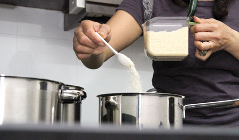 Cho bột nêm vào thức ăn hiện là thói quen của nhiều phụ nữ nội trợ.