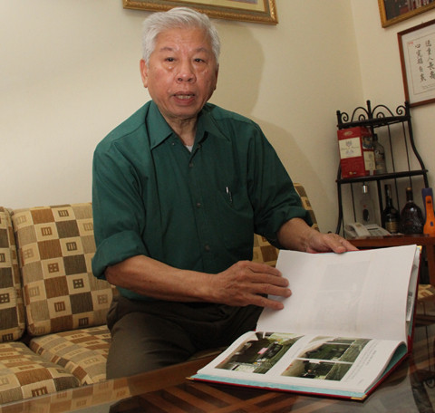 Ông Bách lật lại những kỷ niệm của nhóm nghiên cứu.