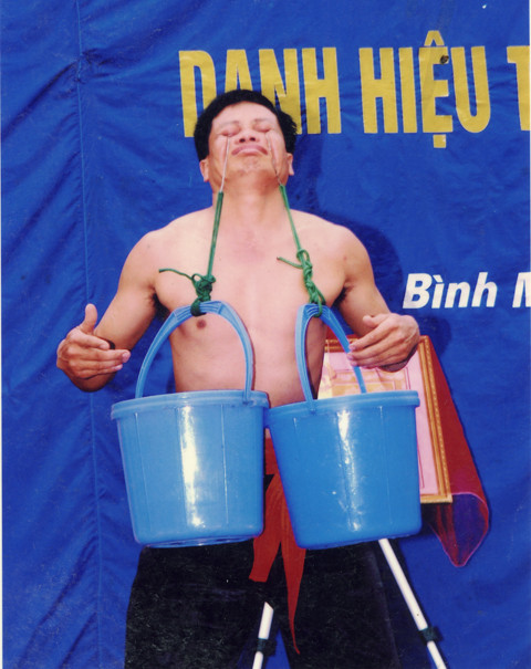 Luyện “Chích nhãn khêu thủy” – luyện sự chịu đựng phi thường của đôi mắt đòi hỏi sự công phu và kỹ thuật điêu luyện của người tập.