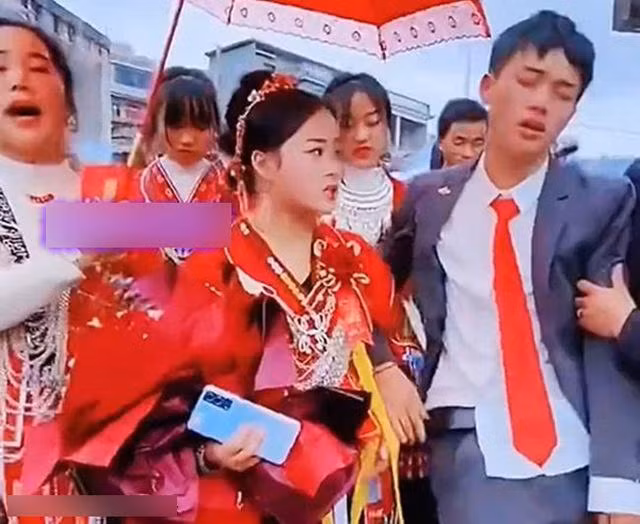 Trong ngay cuoi, chu re khoc la di vi luu luyen gia dinh