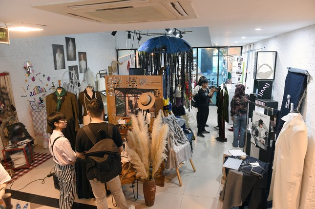 Nu sinh Gen Z tao thuong hieu thoi trang tu dia CD, di dong cu