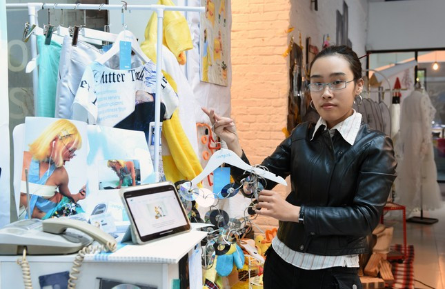 Nu sinh Gen Z tao thuong hieu thoi trang tu dia CD, di dong cu-Hinh-6