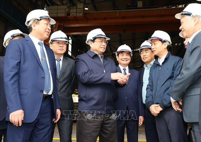 Thủ tướng Phạm Minh Chính thăm Phân xưởng luyện thép của Nhà máy gang thép Cao Bằng. Ảnh: Dương Giang/TTXVN