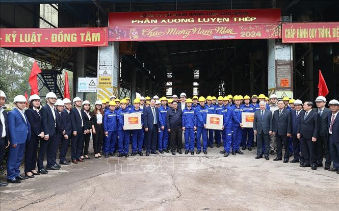 Thủ tướng Phạm Minh Chính tặng quà cho công nhân Nhà máy Gang thép Cao Bằng. Ảnh: Dương Giang/TTXVN