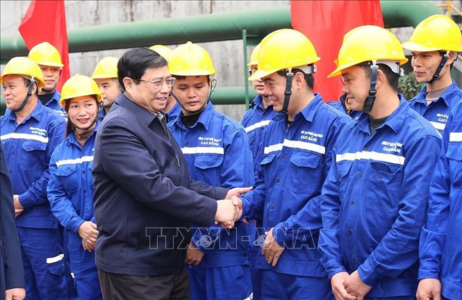 Thủ tướng Phạm Minh Chính với công nhân Nhà máy Gang thép Cao Bằng. Ảnh: Dương Giang/TTXVN