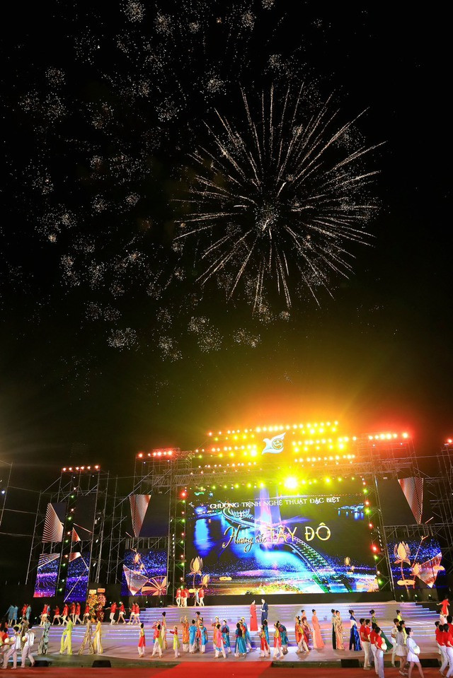 Pháo hoa bung nở trên bầu trời Cần Thơ tối 31/12.