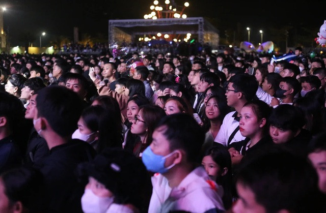 Hàng vạn người dân Quảng Bình tham dự chương trình Chào đón năm mới 2024.