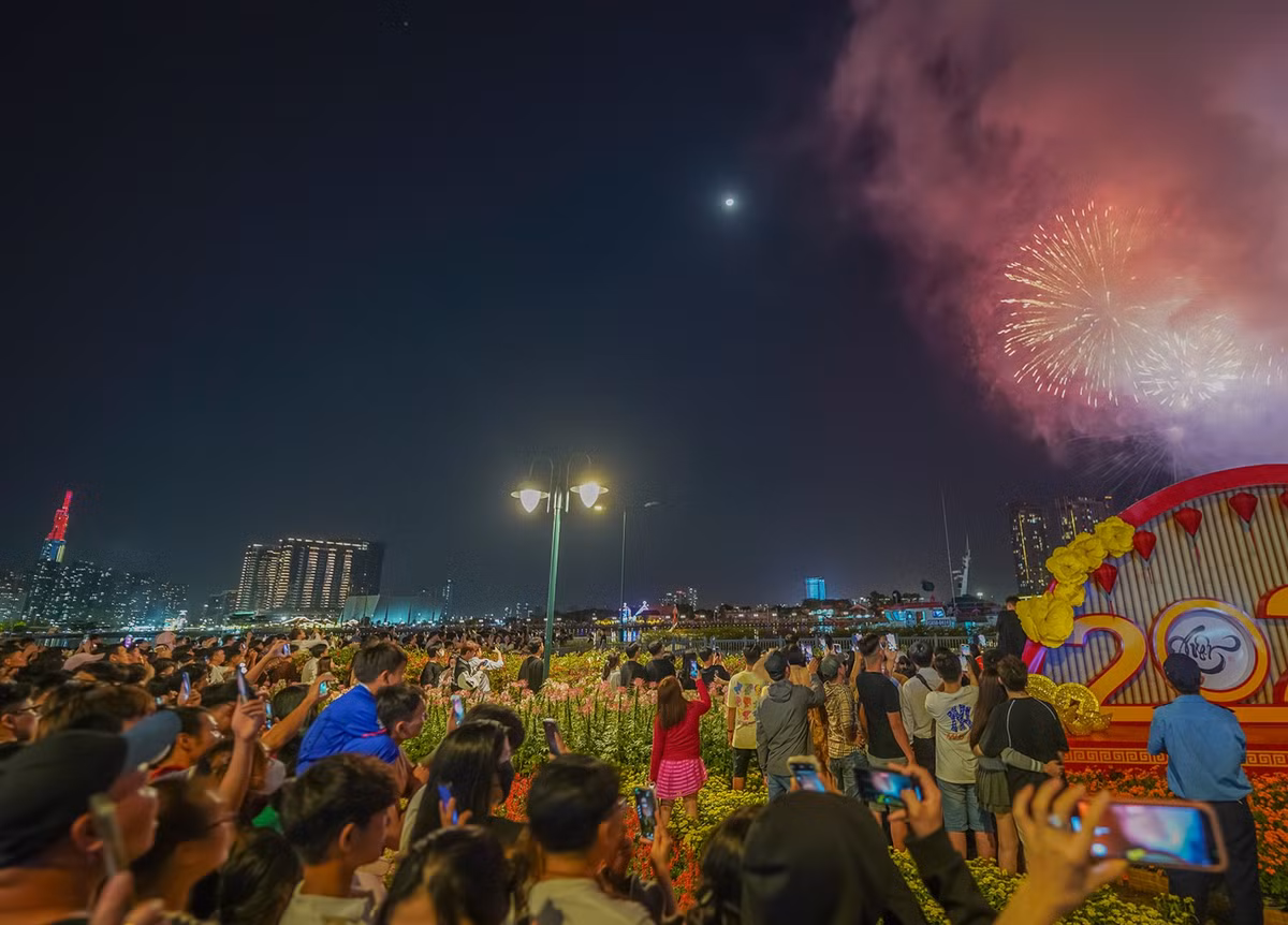 Đúng 0h sáng 1/1 - thời khắc chuyển giao giữa năm cũ 2023 và năm mới 2024, người dân TPHCM hào hứng chiêm ngưỡng những khoảnh khắc rực rỡ của pháo hoa trên bầu trời và cùng ước nguyện về một năm mới tốt đẹp hơn.
