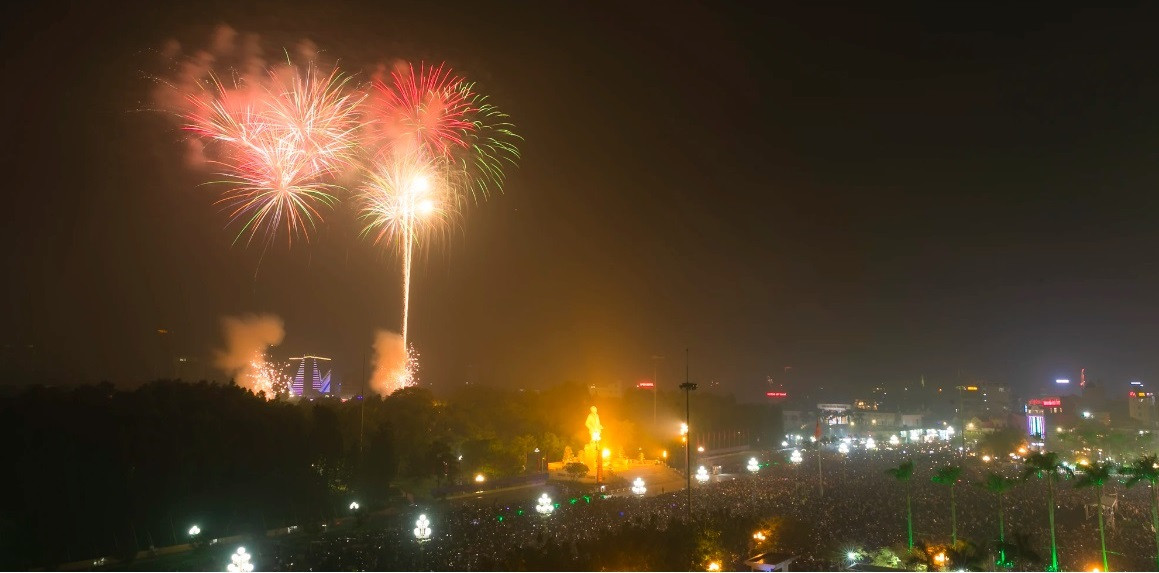 Chương trình nghệ thuật và màn pháo hoa đón năm mới 2024 đã mang đến một không khí lễ hội ấn tượng, đầy màu sắc, mang niềm vui đến với tất cả mọi người ơ TP. Vinh (tỉnh Ngệ An).