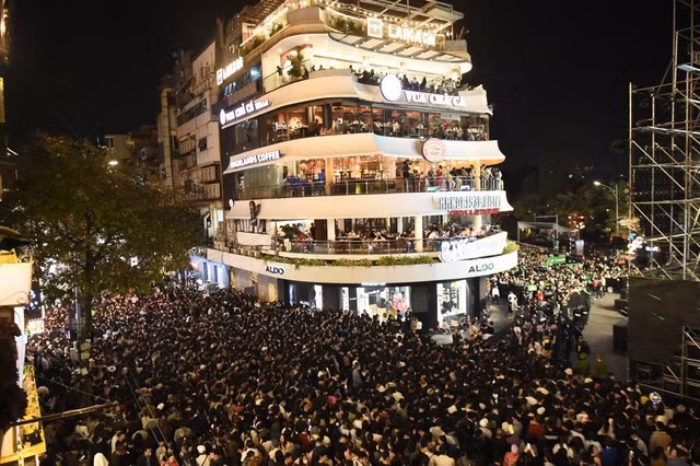 Hàng vạn người dân đã đổ về khu vực Hồ Hoàn Kiếm (Hà Nội) để chào đón năm mới 2024.