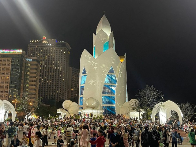 Người dân và du khách tập trung quanh tháp Trầm Hương (TP. Nha Trang, tỉnh Khánh Hòa) để xem chương trình văn nghệ và pháo hoa đón năm mới 2024.