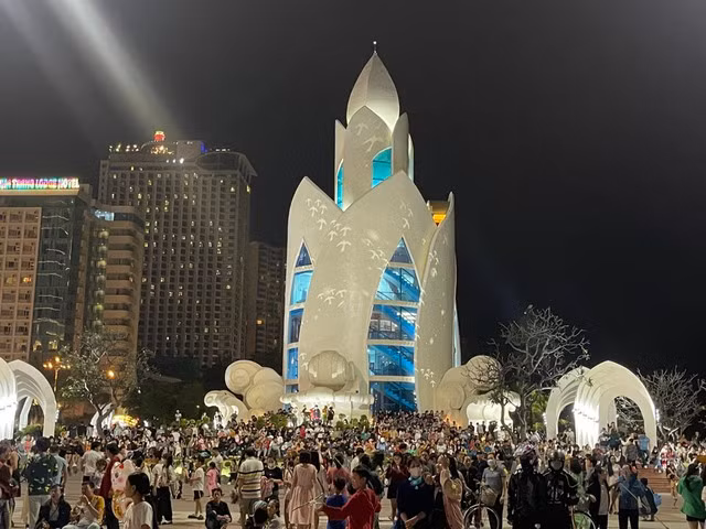 Người dân và du khách tập trung quanh tháp Trầm Hương (TP. Nha Trang, tỉnh Khánh Hòa) để xem chương trình văn nghệ và pháo hoa đón năm mới 2024.