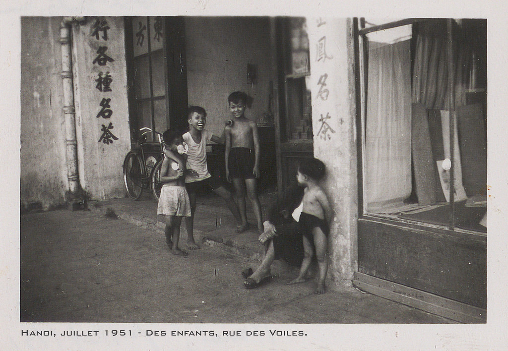 Trẻ em trên phố Hàng Buồm, 1951.