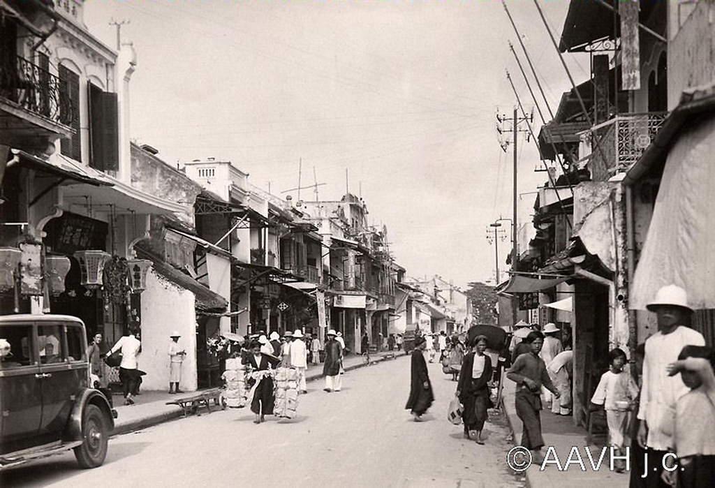 Khung cảnh náo nhiệt trên phố Hàng Buồm năm 1931.