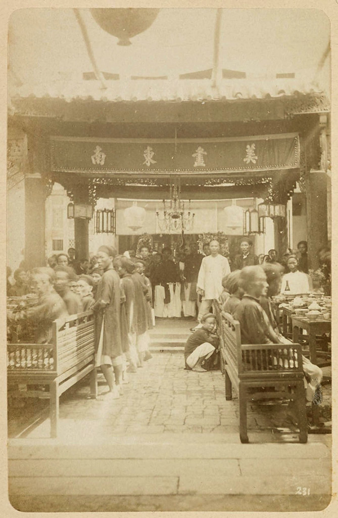 Một bữa tiệc tại Hội quán Quảng Đông, 14/7/1885. Ảnh của bác sĩ Charles-Édouard Hocquard.