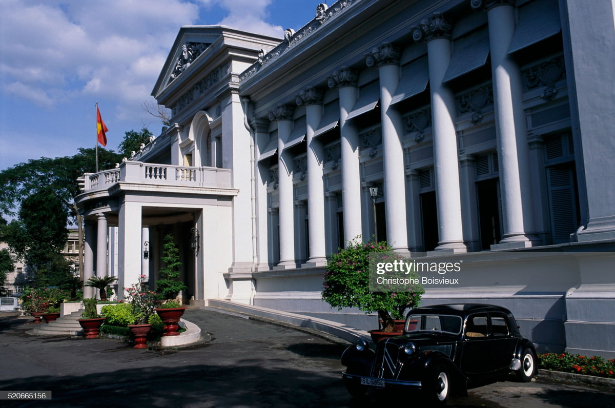 Trong khuôn viên Bảo tàng Cách mạng TP. HCM, nay là Bảo tàng TP. HCM.