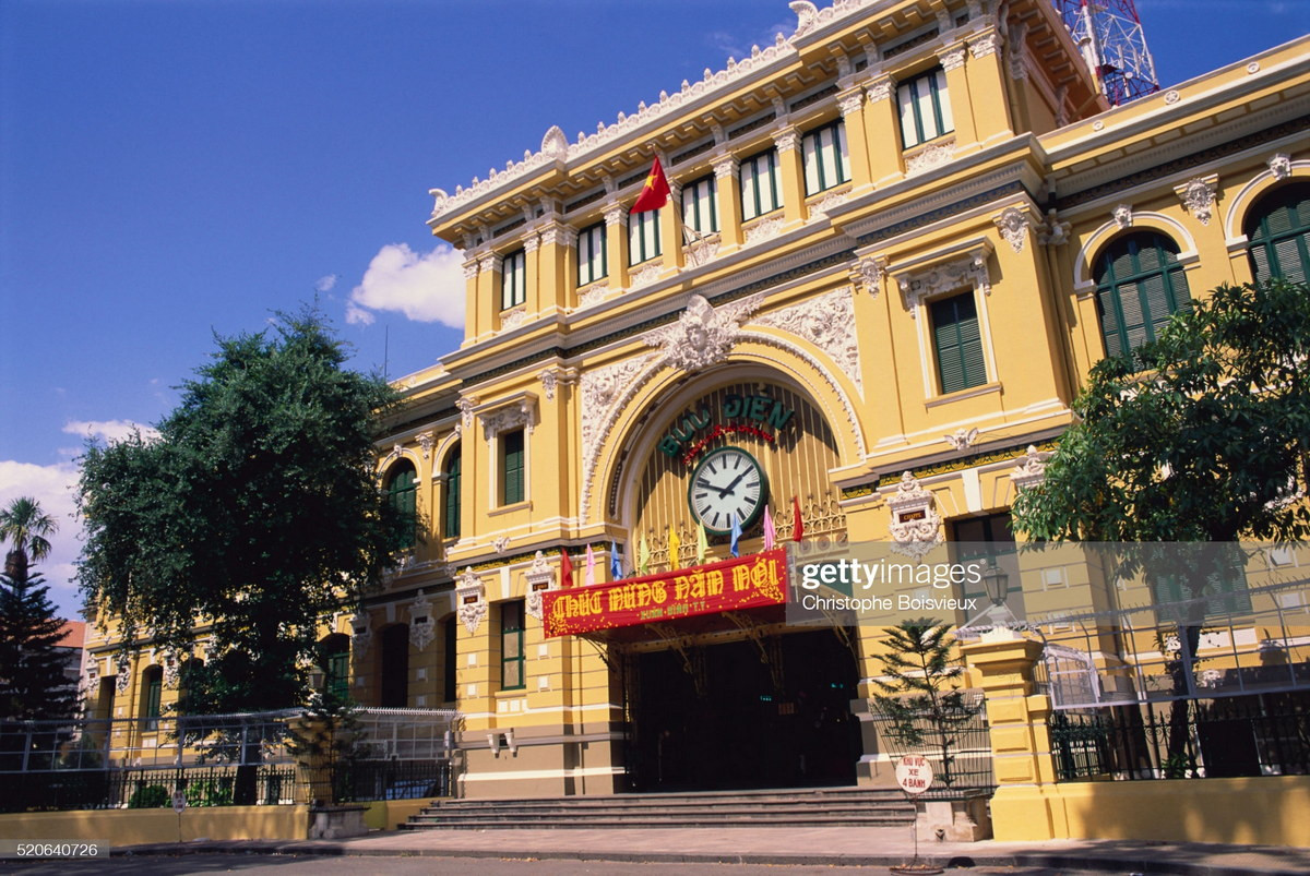 Bưu điện Thành phố với băng-rôn "Chúc mừng năm mới" treo trên cổng.