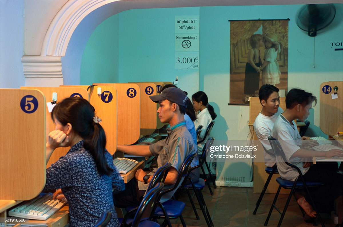 Những người trẻ tuổi trong tiệm internet.