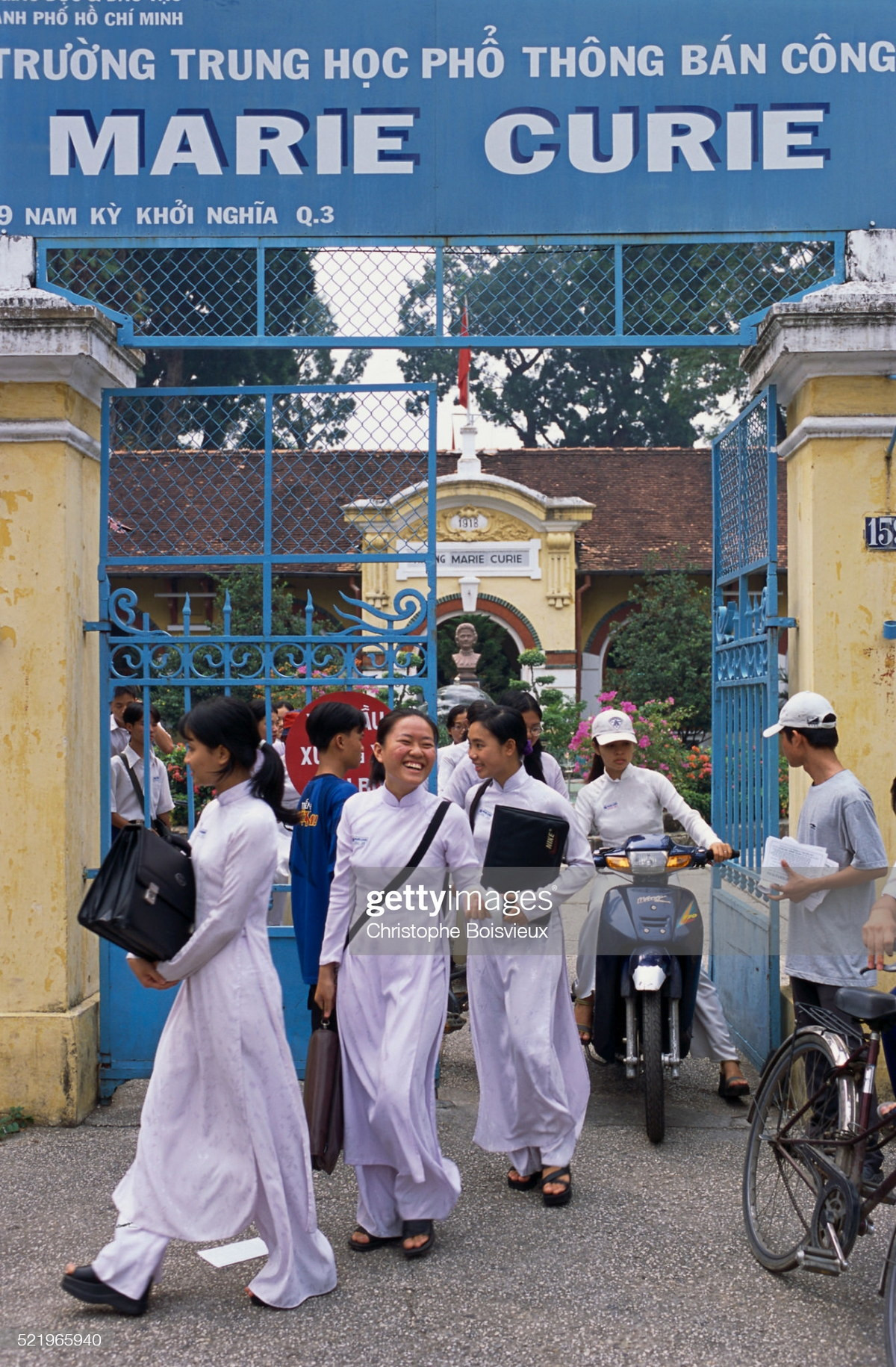 Cổng trường THPT Marie Curie.