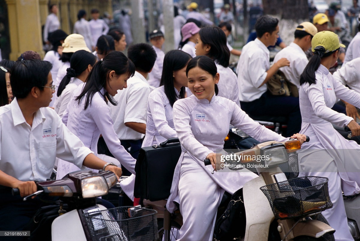 Giờ tan trường ở trường PTTH Nguyễn Thị Minh Khai.