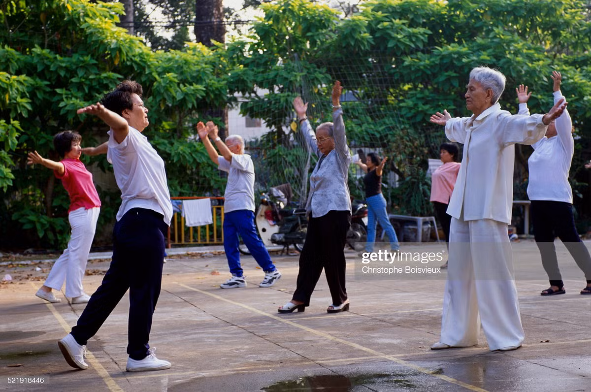 Người cao tuổi tập thể dục dưỡng sinh trong công viên.