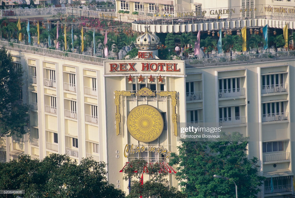 Góc nhìn từ trên cao về khách sạn Rex trên đường Nguyễn Huệ.