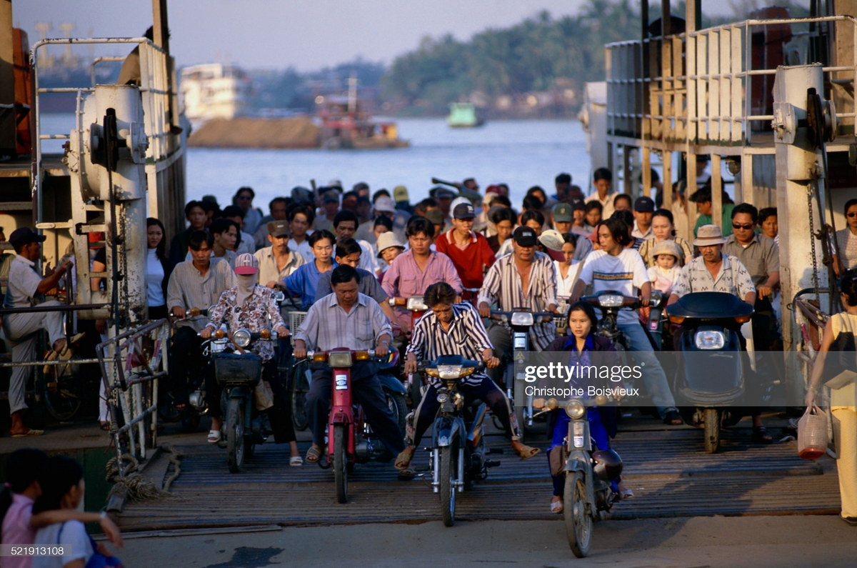 Phà Thủ Thiêm, phương tiện qua lại của xe cơ giới giữa trung tâm thành phố và bán đảo Thủ Thiêm khi hầm chui Thủ Thiêm chưa được xây dựng.