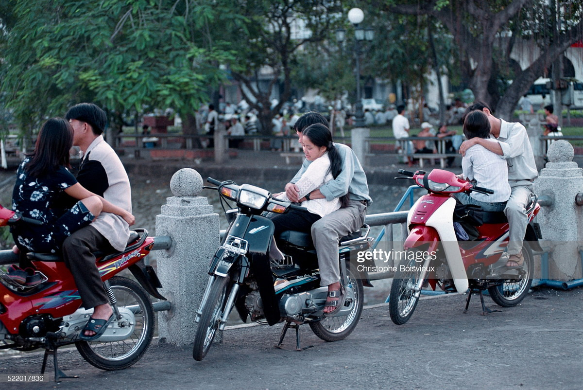 Các cặp đôi tình tự ở công viên bến Bạch Đằng, đối diện khách sạn Majestic.