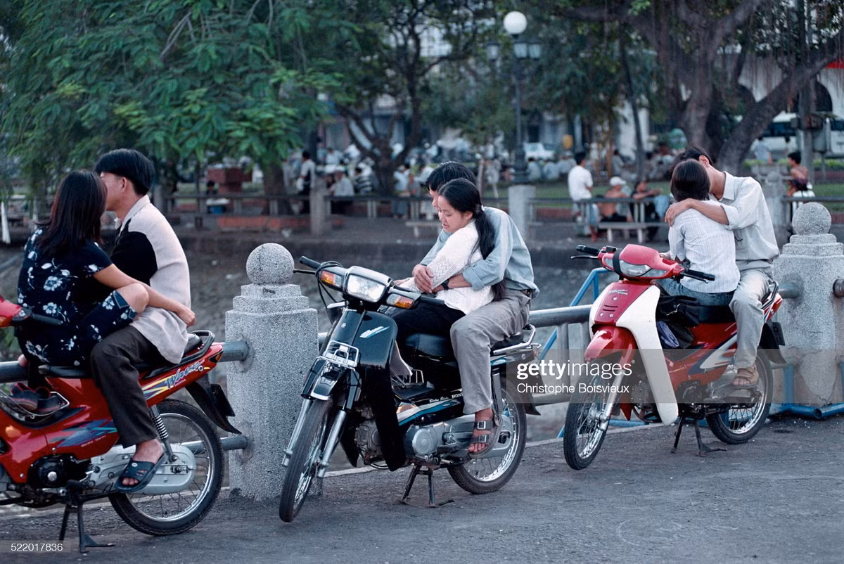 Các cặp đôi tình tự ở công viên bến Bạch Đằng, đối diện khách sạn Majestic.